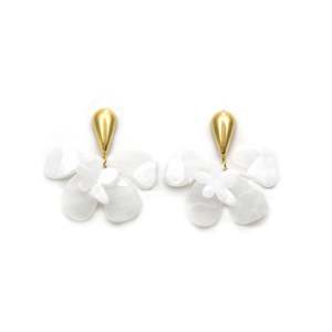 Boucles d'oreilles pendantes tendance, motif fleur blanche, placage or PVD, acier inoxydable 316L, durable et résistant - Product Image 1