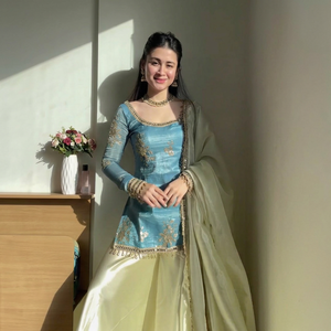 ชุดสัลวาร์ คามีซปักลายสีน้ำเงินแบบดั้งเดิมของอินเดียและปากีสถานสำหรับผู้หญิง พร้อมผ้าคลุมไหล่ สำหรับงานแต่งงาน งานปาร์ตี้ และงานเทศกาล - Product Image 1