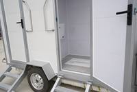 Remolque de Baño Portátil de Lujo con 2 Puertas y 2 Cabinas, Estándar Estadounidense Moderno, para Eventos al Aire Libre y Construcción