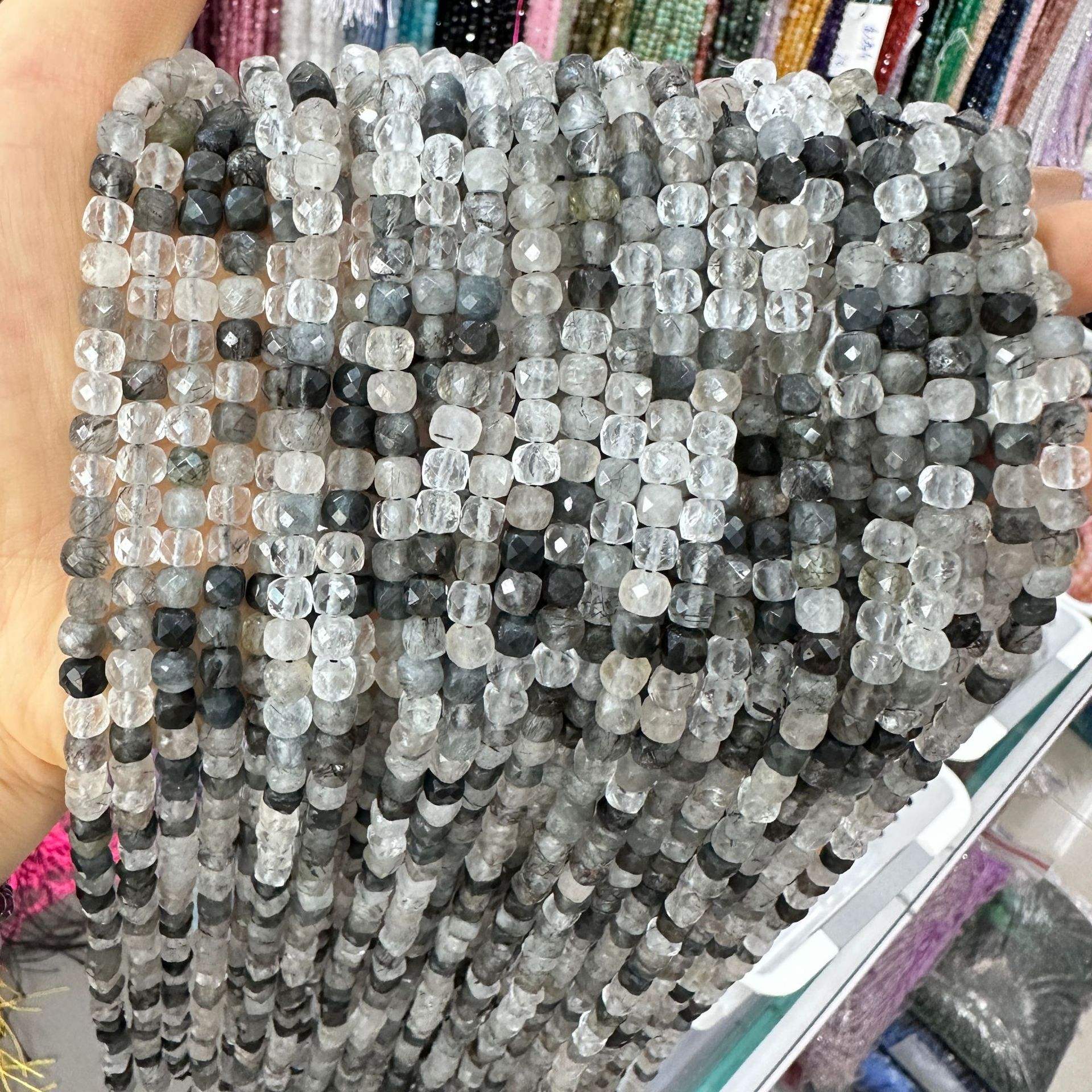 Cristal de cheveux noirs