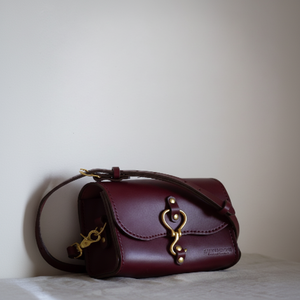 กระเป๋าถือเบอร์กันดีอุดมไปด้วยสีลึกด้วยฮาร์ดแวร์ตะขอทองที่มีสไตล์มีจำหน่ายในราคาขายส่ง - Product Image 1