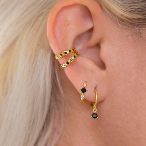 Pendientes de Aro Huggie ROXI con Diamantes Negros Cuadrados y Piedras de Circonia Cúbica Elegantes para Mujer, Plata 925, Oro de 18k - Product Image 4
