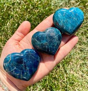 Venta al por mayor de piedra de palma tallada en forma de corazón de cristal natural pulido, corazón de apatita azul para regalo - Product Image 6