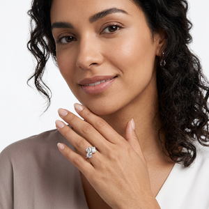 Anillo de Compromiso Personalizado de Oro de 18k con Tres Piedras de Diamante Cultivado en Laboratorio con Corte Esmeralda, Claridad VVS2, Certificado IGI, para Venta al Por Mayor - Product Image 3