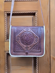 Sac bandoulière bohème marocain marron pour femme avec motif gaufré, fermeture à boucle à rivets, capacité moyenne, style toutes saisons - Product Image 3
