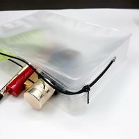 Sac cosmétique personnalisé OEM de marque EVERSTAR, en EVA translucide givré de 0,3 mm d'épaisseur, avec fermeture éclair et design anti-humidité imprimé en gravure