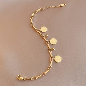 Pulsera de Cadena con Dije de Moneda de Acero Inoxidable Chapado en Oro PVD de 18K para Mujer |   Cadena de Eslabones Ovalados Hipoalergénica e Impermeable - Product Image 6