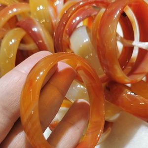 Bracelets en résine légère finition brillante fabriqués avec un matériau solide et lisse de couleur douce et brillante pour les fonctions et les fêtes de mariage - Product Image 3