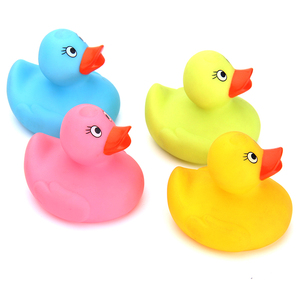 Venta al por mayor grande personalizado 3D de baño flotante del juguete de goma rosa/amarillo a granel de pato PARA LA PROMOCIÓN - Product Image 1