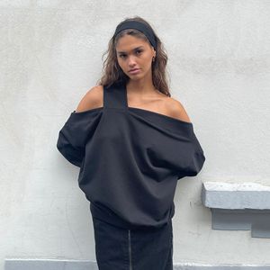 Vente en gros de hauts à épaules dénudées personnalisés, style décontracté, couleur unie, col irrégulier, sweat-shirt à capuche, styles automne et hiver - Product Image 2