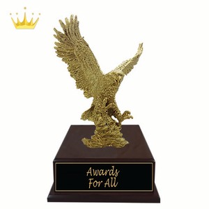 Trophées BAGUSS Aigle Doré en Résine et Bois - Récompenses Élégantes, Durables, Artistiques et de Collection pour les Récompenses (Modèle EAGLE-02) - Product Image 1
