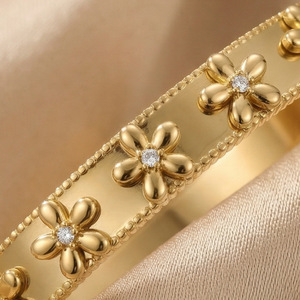 Bracciale in Acciaio Inossidabile Placcato Oro con Fiore a Cinque Petali in Rilievo, Bracciale in Titanio con Zirconia Cubica e Fiore 3D - Product Image 3