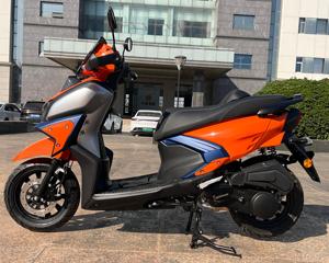 Motocicleta Scooter 2026 MOYING 150cc con Motor Refrigerado por Aire, Arranque Eléctrico, Freno de Disco Delantero y Trasero con Rueda de Aluminio - Product Image 6