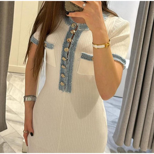 Elegante Abito Lungo in Maglia con Scollo a V e Inserti in Denim, Vestito da Ufficio con Tasche, Abito Aderente alla Moda con Maniche Corte e Bottoni - Product Image 5