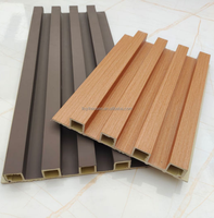 Panneaux muraux en plastique et bois, panneaux préfabriqués en WPC avec surface décorative en bois, épaisseur 24 mm, design moderne pour utilisation hôtelière