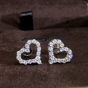 Orecchini a perno con cristalli a forma di cuore da donna, accessori di moda dolci e minimalisti per l'uso quotidiano - Product Image 1