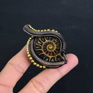 Pendentif en ammonite naturelle de style classique, serti sur fil de cuivre fait main, personnalisable, service d'échantillons, vente en gros - Product Image 4