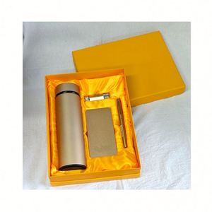 ชุดของขวัญธุรกิจ 4 in 1 สำหรับผู้บริหาร ประกอบด้วย กระบอกน้ำเก็บอุณหภูมิ ปากกา แฟลชไดรฟ์ และแบตสำรอง  ออกแบบหรูหรา ระดับไฮเอนด์  ปรับแต่งได้ตามความต้องการ - Product Image 1