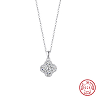 Collier trèfle à quatre feuilles en argent sterling S925 pavé de moissanite, avec perle ronde centrale, pendentif porte-bonheur de la marque Source Jewelry Factory
