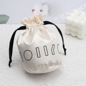 Sac en satin à fond rond avec impression de logo personnalisé, sac de rangement pour cosmétiques et soins de la peau, sac cadeau doux mat, pochette pour maquillage et cheveux, sac en satin avec cordon de serrage - Product Image 5