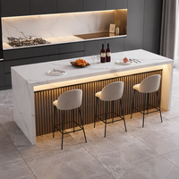 Îlot de cuisine moderne modulaire en pierre frittée blanc pur avec panneau cannelé en bois, évier, robinet et éclairage LED écologique