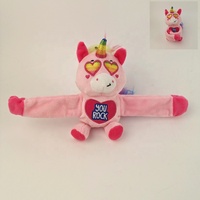 Shanghai Oriland Kawaii Doux En Peluche Pingouin Bracelet Bracelet Slap Animal Jouet avec PP Coton Remplissage Enfant Cadeau D'anniversaire