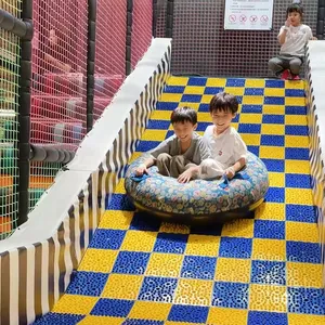 Aire de jeux pour enfants de style jardin entourée de plantes vertes alliant proximité avec la nature et le jeu - Product Image 1