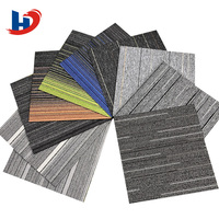 Dalles de moquette modulaires HENGJIU 50x50cm en nylon 6 tufté, résistantes à l'usure, aux taches et à l'absorption acoustique, pour usage commercial – Vente directe usine