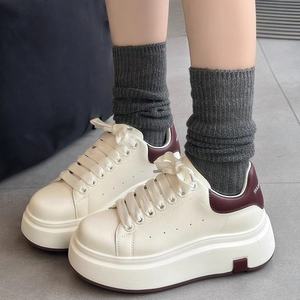 Nuevas Zapatillas de Moda Blancas para Mujer con Aumento de Altura de 4.5cm, Precio Bajo, Alta Calidad, Exportación de Fábrica, Zapatillas Casuales para Chicas, Marca de Moda, OEM - Product Image 1