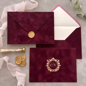 Ensemble d'enveloppes d'invitation de mariage A7 en velours microfibre luxueux avec monogramme en feuille d'or personnalisée et <span class=keywords><strong>sceau</strong></span> de <span class=keywords><strong>cire</strong></span> doré fait main - Product Image 1