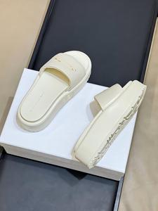 <span class=keywords><strong>2026</strong></span> Luxuriöse Damen-Plateau-Sandalen Elegante Weiße Dicksohlige Damen-Pantoletten Modische Metallverzierte Damen-Sommerschuhe - Product Image 4