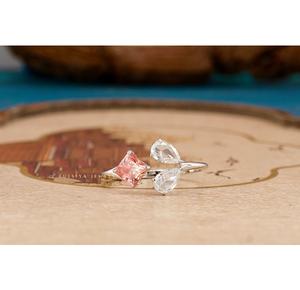 Elegante Anillo de Diamantes con Tres Piedras, Joyería Hecha a Mano, Diamantes Brillantes, Diseño Atemporal, Perfecto para Compromisos y Ocasiones Especiales - Product Image 5