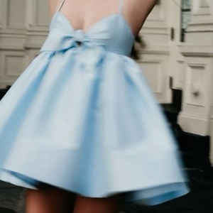 Vestido Casual OEM en Oferta, Nuevo Estilo Europeo y Americano, Sexy y a la Moda, con Cuello en V y Lazos, Transpirable, de Satén, sin Tirantes, Mini Vestido de Fiesta - Product Image 2