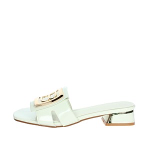 {"defaultLocale":null,"langAndValueMap":{"it_IT":{"autoTranslate":true,"value":"Ciabatte basse 9010 bianche","translateEngineVersion":"AE_TRANS"}}} - Product Image 1