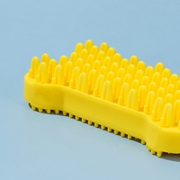 Brosse de toilettage pour animaux de compagnie en silicone souple avec distributeur de savon et forme personnalisée pour chiens, chats et petits animaux - Couleurs personnalisées