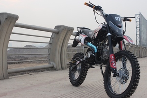 Moto tout-terrain 125cc, moto enduro 4 temps pour la conduite sur sentiers en terre, sable et montagne - Product Image 4