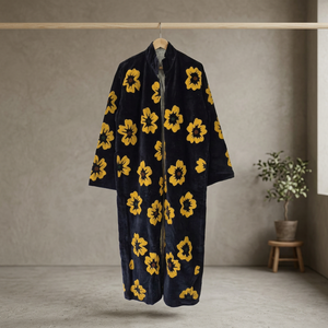 Vente en gros de manteaux longs en velours noir faits à la main, personnalisés, avec un motif floral jaune vibrant, broderie appliquée, style vintage bohème - Product Image 3