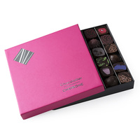 Boîte à chocolat rigide de luxe personnalisée avec couvercle et base roses, logo en feuille d'argent et insert argenté pour l'emballage de bonbons et de truffes