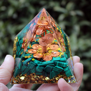 Pirámide de Cristal Kogiya con Arte en Resina, Alambre de Cobre, Piedras de Malaquita, 8 cm, Adorno de Mesa, Regalo para el Día de la Tierra - Product Image 3