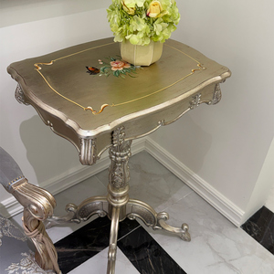 Table d'appoint d'angle petite sur piétement, style champêtre français, avec décor floral papillon peint à la main, feuilles d'argent et rocaille serpentine - Product Image 2