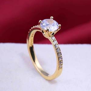 Anello con Cristallo Rotondo a Quattro Punte per Donne, Tono Dorato con Dettagli Pavé, Elegante Accessorio per Uso Quotidiano - Product Image 2