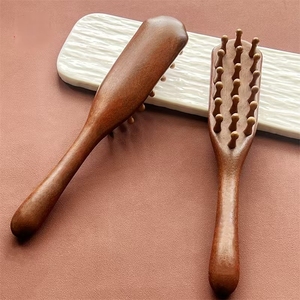 Peine <span class=keywords><strong>de</strong></span> madera maciza <span class=keywords><strong>de</strong></span> sándalo dorado con mango largo para masaje <span class=keywords><strong>de</strong></span> meridianos en el cuero cabelludo y la cabeza, peine <span class=keywords><strong>de</strong></span> <span class=keywords><strong>dientes</strong></span> anchos para hombres y mujeres - Product Image 1