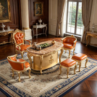 Ensemble de table à thé en marbre de luxe européen, chaises et tabourets en bois massif sculpté et doré, revêtement en cuir PU, meubles de salon, vente en gros