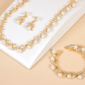Set Perhiasan Kalung, Anting, dan Gelang Mutiara dan Berlian Imitasi Gaya Vintage untuk Pernikahan & Pesta - Product Image 2