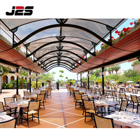 Ensembles de meubles d'extérieur commerciaux en teck J2S, chaises et tables de restaurant en bois massif tropical avec trous personnalisés pour projets de restauration
