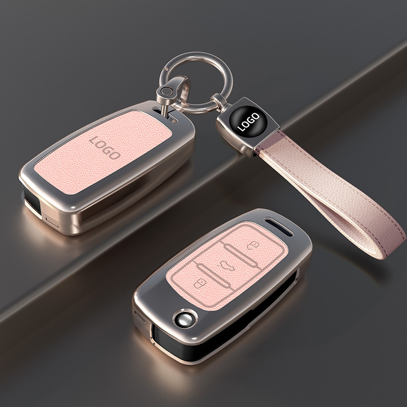 Un llavero rosa con correa para la muñeca.