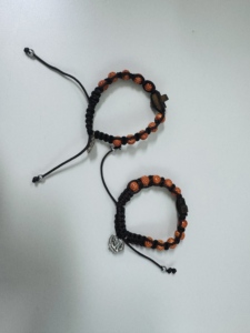 Braccialetto <span class=keywords><strong>Rosario</strong></span> Artigianale Komi, Bracciale Regolabile con Croce in Legno, Corda di Preghiera Cattolica con Rose Nere Antiche e Santi in Lega - Product Image 6