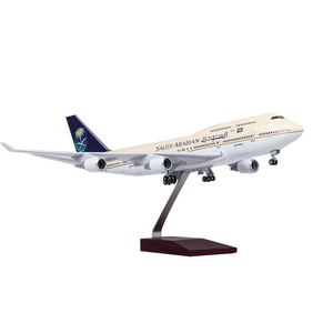 Modelo de Avión de Resina a Escala 1/150 de 47 cm de Saudi <span class=keywords><strong>Arabian</strong></span> <span class=keywords><strong>Airlines</strong></span> Boeing 747-400 con Tren de Aterrizaje, Coleccionable - Product Image 3