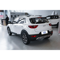 Лидер продаж: Stonic 2026 1.4L, комплектация Sunroof Edition, кожаные сиденья, передний привод, бензиновый малолитражный внедорожник