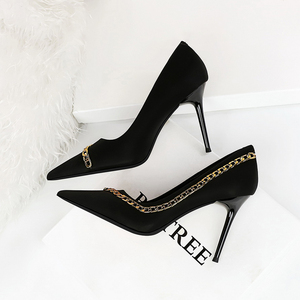 Chaussures pour femmes à talons aiguilles ultra-hauts, à bout pointu et décolleté, avec chaîne métallique, style boîte de nuit 2023 - Product Image 3